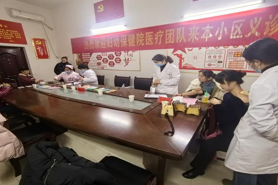 婁底分公司在物管小區(qū)開展“學雷鋒”醫(yī)療咨詢義診活動